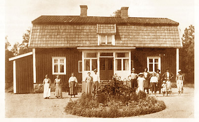 Aus Astrids Fotoalbum: Ein Sommertag im Jahre 1915 vor Astrids Geburtshaus auf Näs