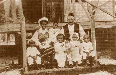 Carl Pettersson mit Familie auf der Insel Tabar