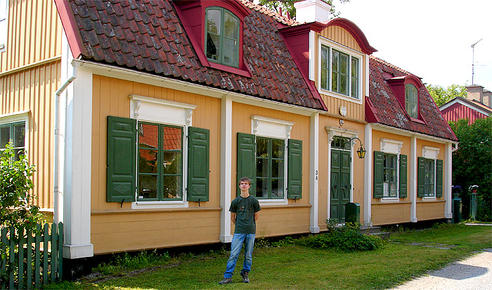 Hendrik vor dem Haus der Familie Settergren in Kanton (Nähe Stockhom) Hier wohnten Tommy und Annika  :-)