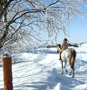 Pippi Langstrumpf reitet durch den Schnee